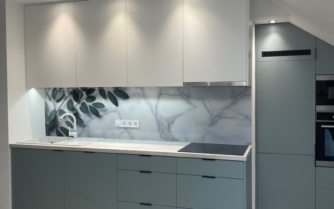 Konyha hátfal – modern, 120 fokig hőálló megoldás egyedi mintával is
